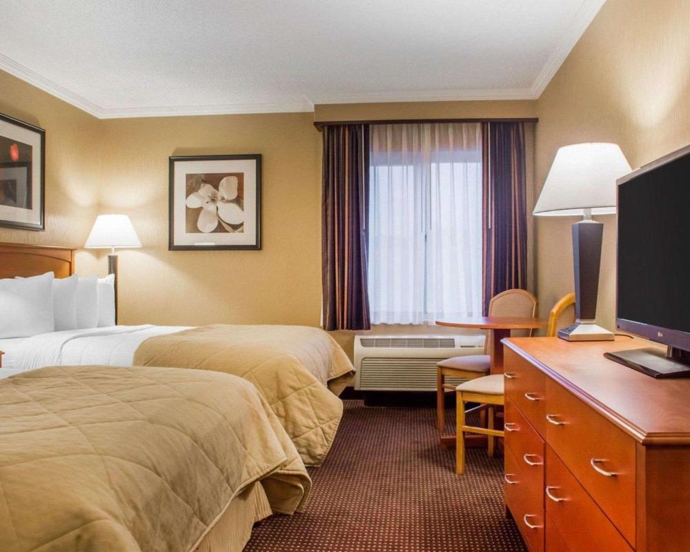 Queen Room with Two Queen Beds - Pets Allowed interior